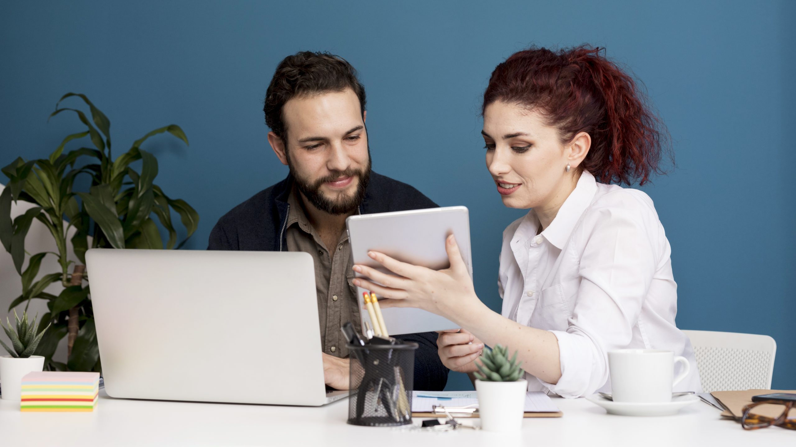 employees-brainstorming-together